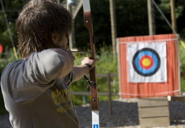  Apunta en nuestro campo de jalo con arco al aire libre